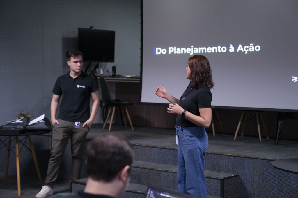 Fotografias dos colaboradores durante os treinamentos do Departamento Financeiro e dos Times da CetroX.