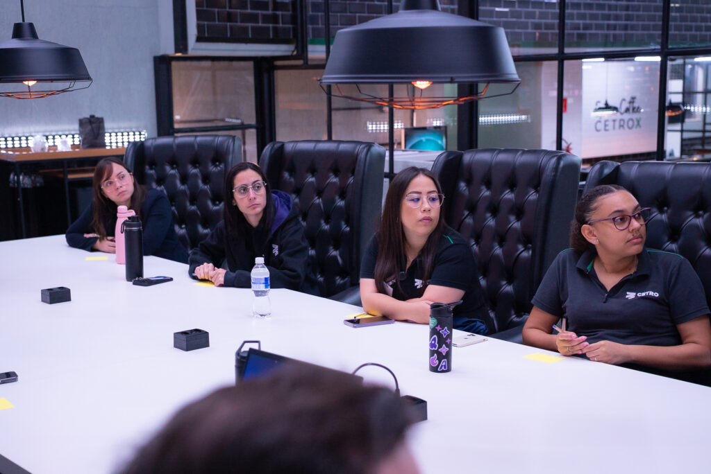 Fotografias dos colaboradores do Departamento Financeiro durante os treinamentos.