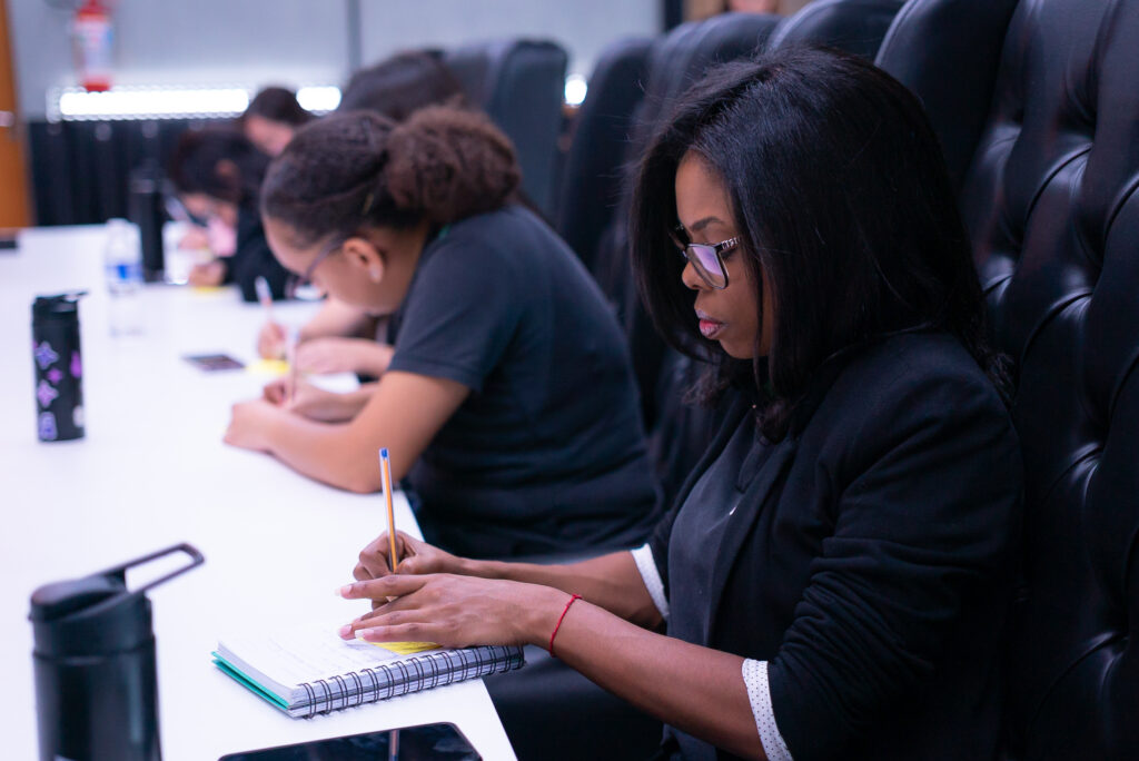 Fotografias dos colaboradores do Departamento Financeiro durante os treinamentos.