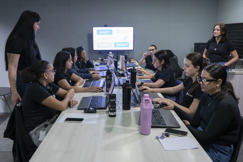 Fotografias dos colaboradores do Departamento Financeiro durante os treinamentos.