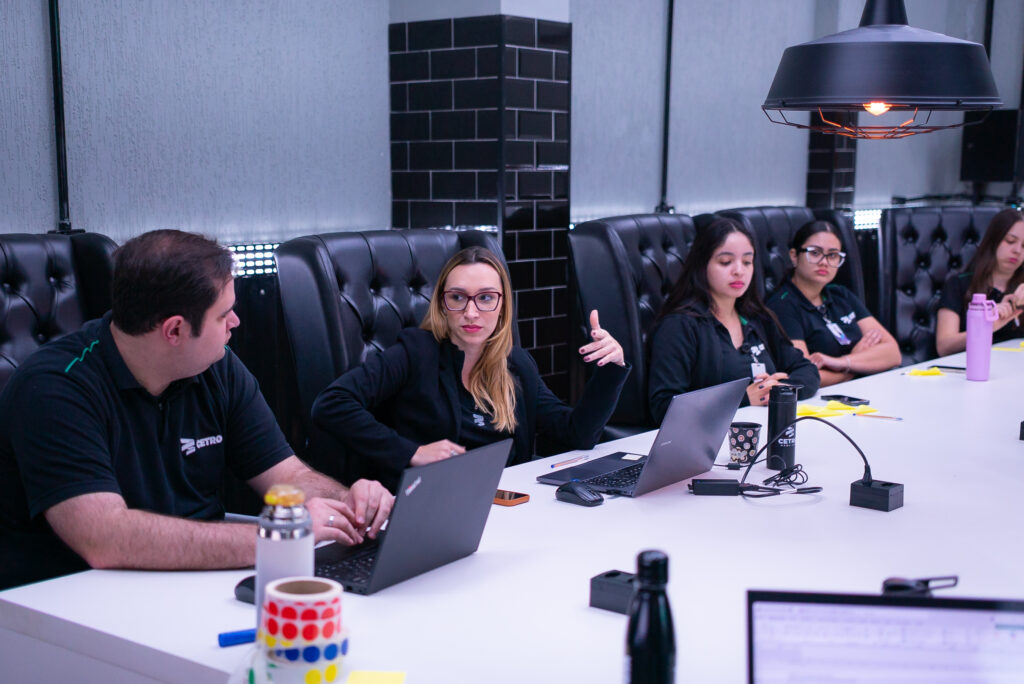 Fotografias dos colaboradores durante os treinamentos do Departamento Financeiro e dos Times da CetroX.