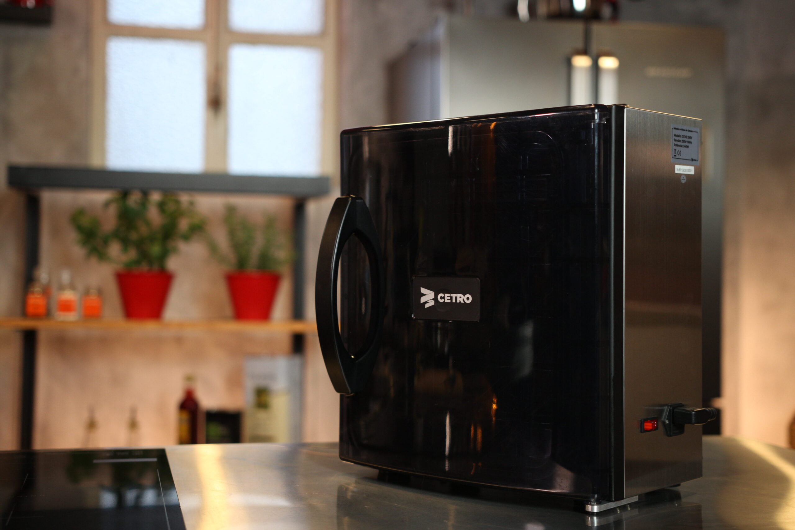Fotografia da Seladora a Vácuo Suprême Vac Vertical e Horizontal CCV S-250 V M realizando a selagem na vertical de uma embalagem com tomates cereja banhados no azeite.