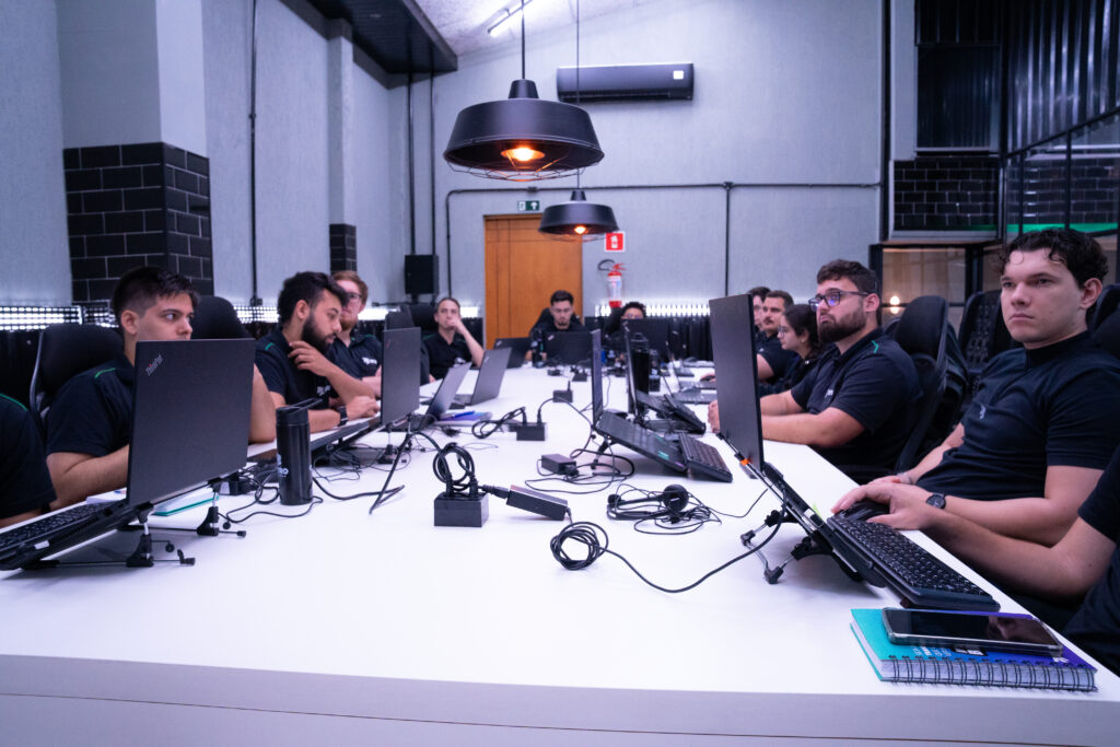 Fotografias dos colaboradores durante os treinamentos do Departamento Financeiro e dos Times da CetroX.