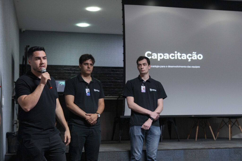 Fotografias dos colaboradores durante os treinamentos do Departamento Financeiro e dos Times da CetroX.