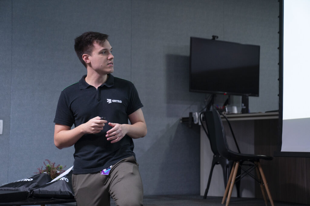 Fotografias dos colaboradores do Departamento Financeiro durante os treinamentos.