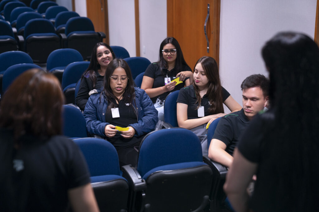 Fotografias dos colaboradores do Departamento Financeiro durante os treinamentos.