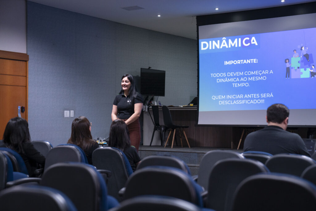 Fotografias dos colaboradores do Departamento Financeiro durante os treinamentos.