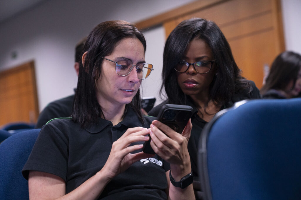 Fotografias dos colaboradores do Departamento Financeiro durante os treinamentos.
