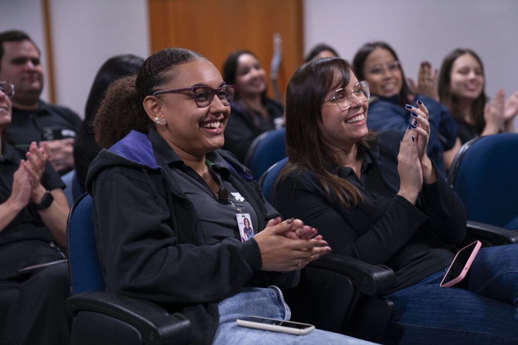 Fotografias dos colaboradores do Departamento Financeiro durante os treinamentos.