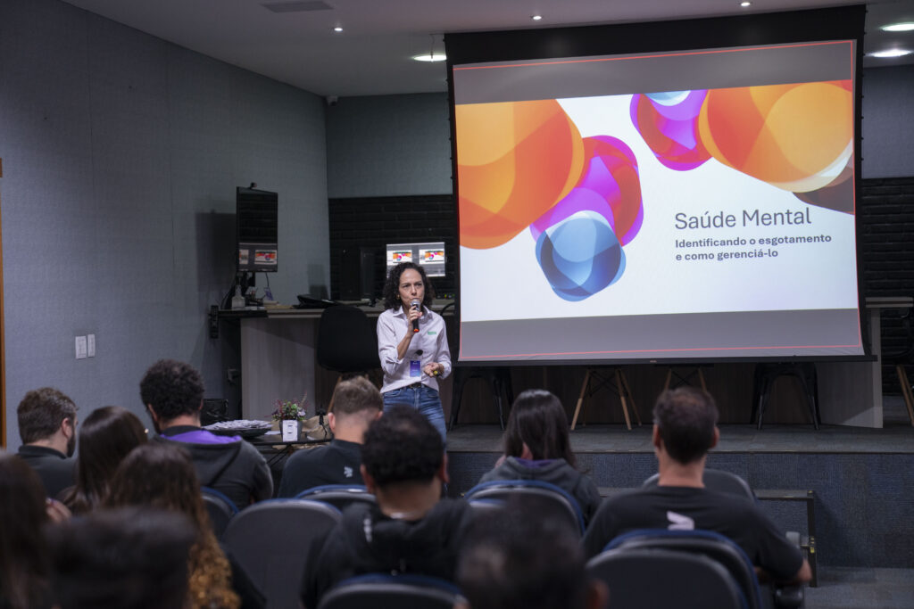 Fotografias da palestrante e dos colaboradores Cetro durante a palestra da campanha Janeiro Branco.