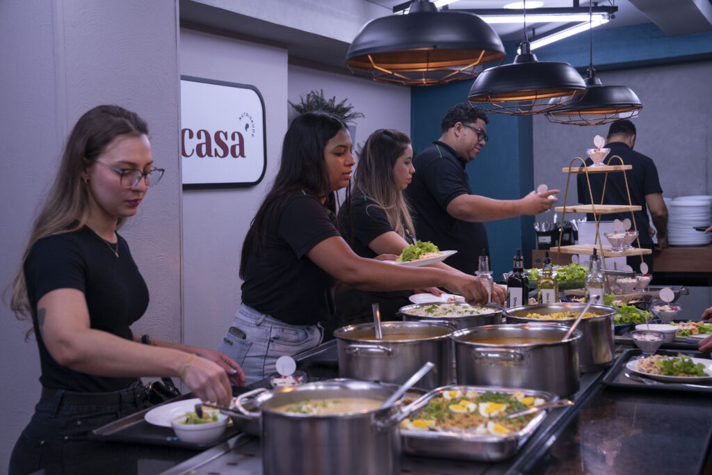 Fotografias dos colaboradores, das comidas e da decoração do Restaurante Cetro durante o Almoço de Encerramento de 2025.