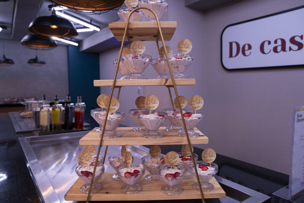 Fotografias dos colaboradores, das comidas e da decoração do Restaurante Cetro durante o Almoço de Encerramento de 2025.