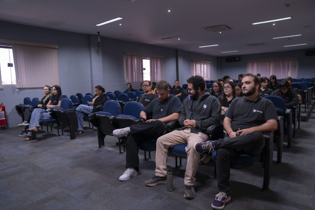 Fotografias da palestrante e dos colaboradores Cetro durante a palestra da campanha Janeiro Branco.