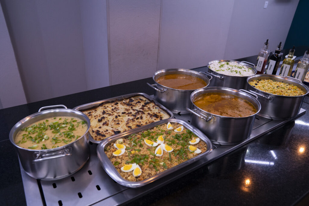 Fotografias dos colaboradores, das comidas e da decoração do Restaurante Cetro durante o Almoço de Encerramento de 2025.