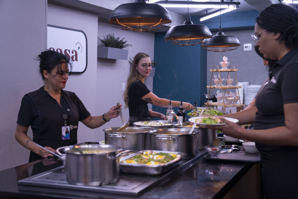 Fotografias dos colaboradores, das comidas e da decoração do Restaurante Cetro durante o Almoço de Encerramento de 2025.