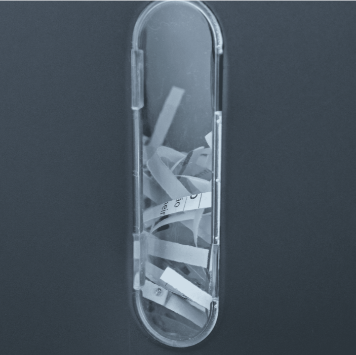 Fotografias da Fragmentadora de Papel COSM 11 SC fragmentando papéis e um CD, representando máquinas para papelaria.