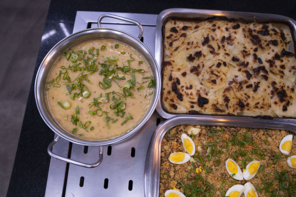 Fotografias dos colaboradores, das comidas e da decoração do Restaurante Cetro durante o Almoço de Encerramento de 2025.