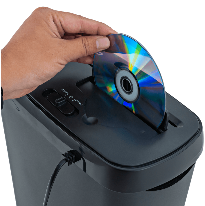 Fotografias da Fragmentadora de Papel COSM 11 SC fragmentando papéis e um CD, representando máquinas para papelaria.