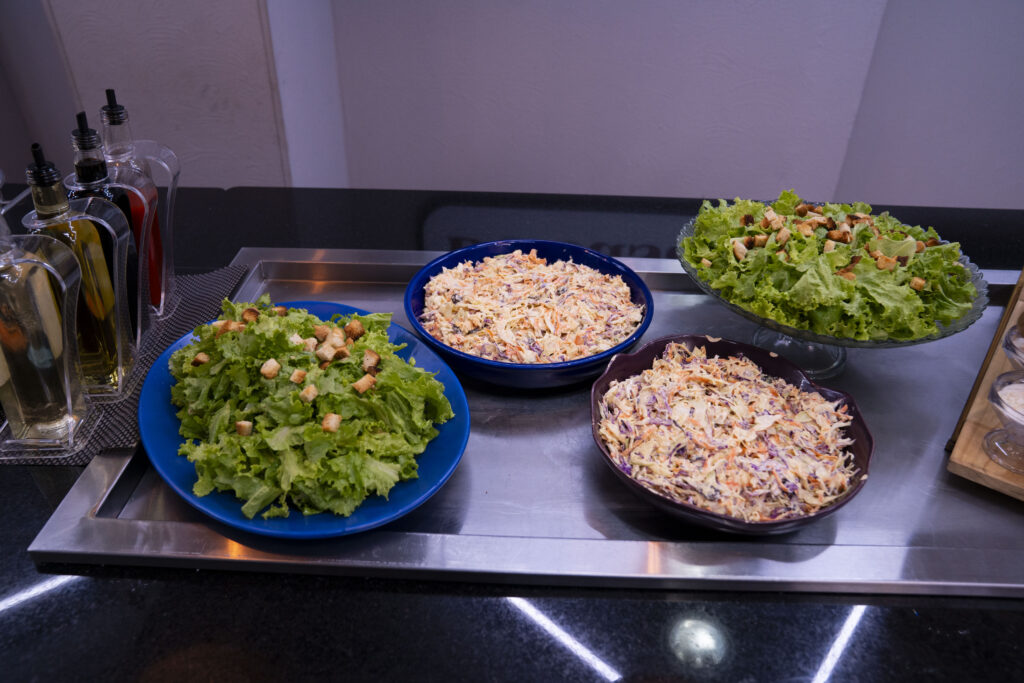 Fotografias dos colaboradores, das comidas e da decoração do Restaurante Cetro durante o Almoço de Encerramento de 2025.