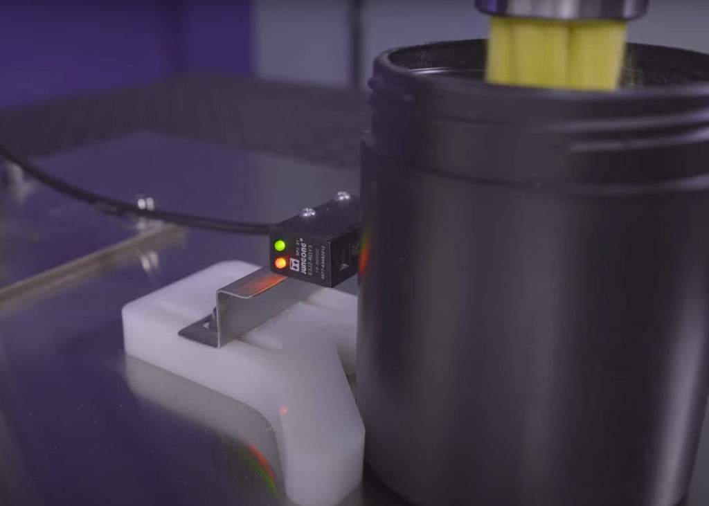 Sensores Industriais: exemplo de sensor industrial em máquina da cetro.