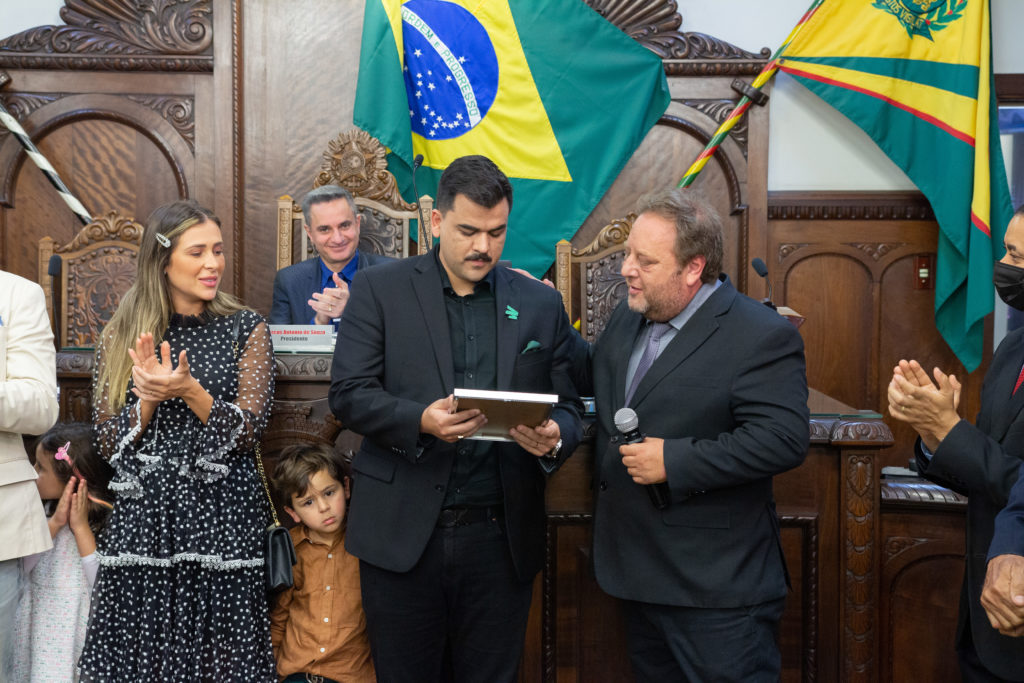 Acompanhado pela família Leo Mello recebe a placa de homenagem do corpo de vereadores de Bauru (Créditos: Luiz Tosta/CETRO)