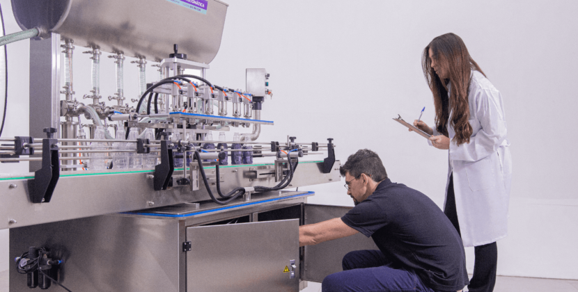 Foto de profissionais Cetro no processo de inovação e entrega técnica da empresa, ao lado de uma máquina de envase.