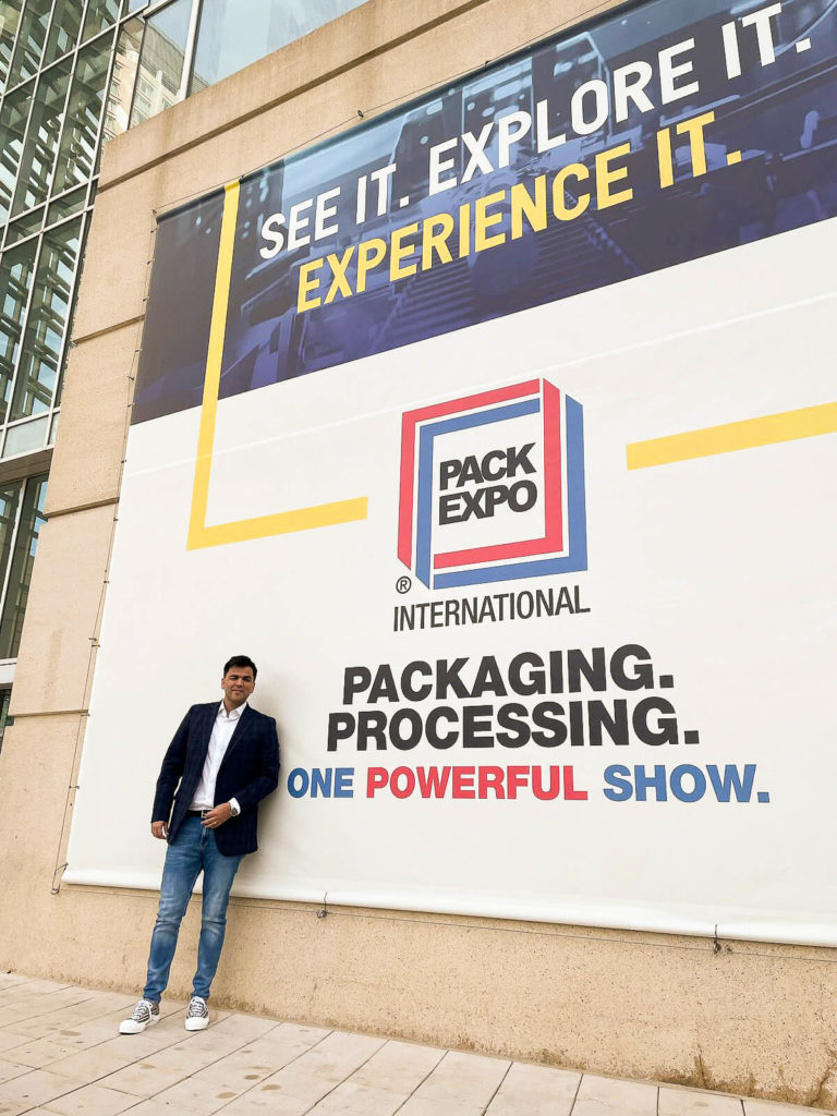 Registro de Leo Mello, CEO da Cetro, em frente a um mural na abertura da Pack Expo International 2022.