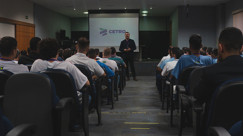 Fotografia dos convidados do Smart Industry Education reunindo profissionais da Cetro, SENAI e Fatec, com destaque ao CCO da Cetro, Luiz Polito.