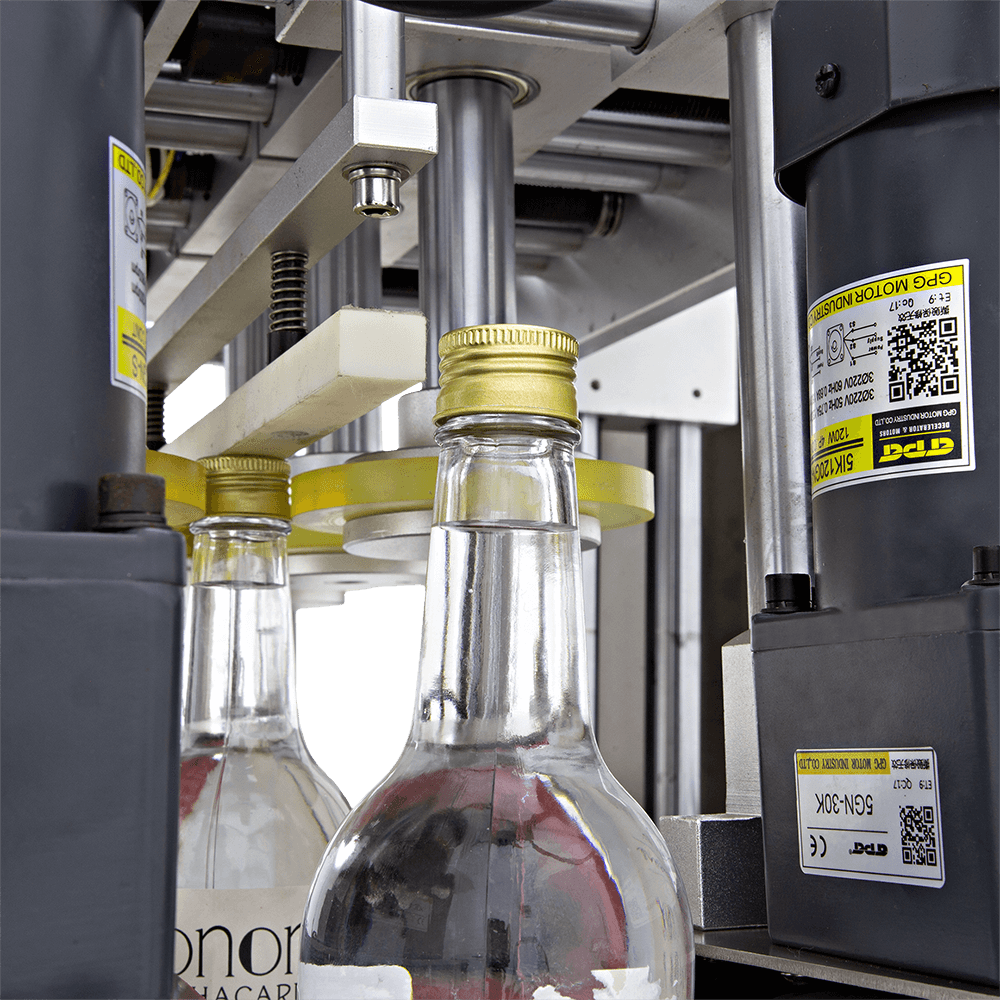 Fotografias da Rosqueadora Automática para Fluxo Contínuo CARCM 3000, representando soluções que auxiliam a produção de bebidas no país.