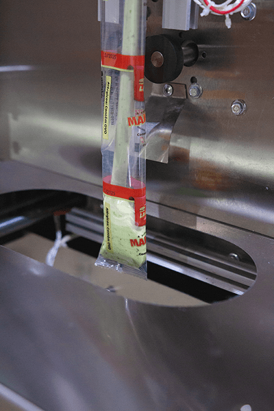 Fotografia de engrenagens de maquinário Cetro desenvolvido para auxiliar na otimização da produção de Embalagens de Maionese em Sachês.