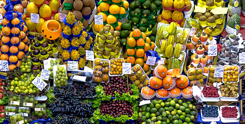 Registro de diversas frutas brasileiras em exposição para venda, representando as mercadorias que podem se beneficiar das diversas embalagens para frutas disponíveis no mercado!