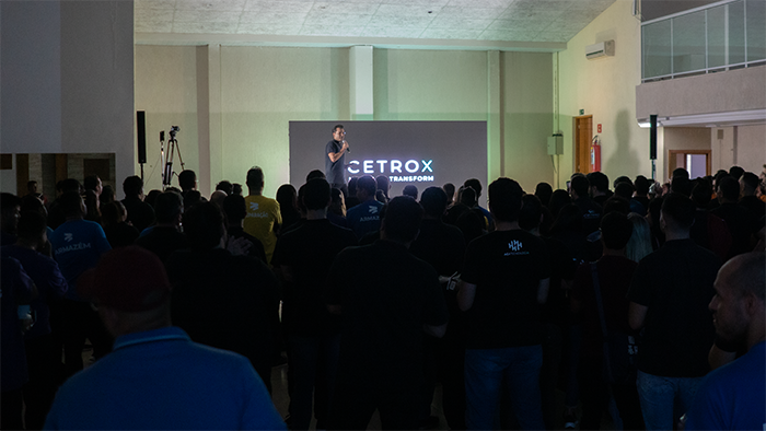 Registro de Léo Mello no palco do lançamento da CetroX em Bauru, São Paulo. 