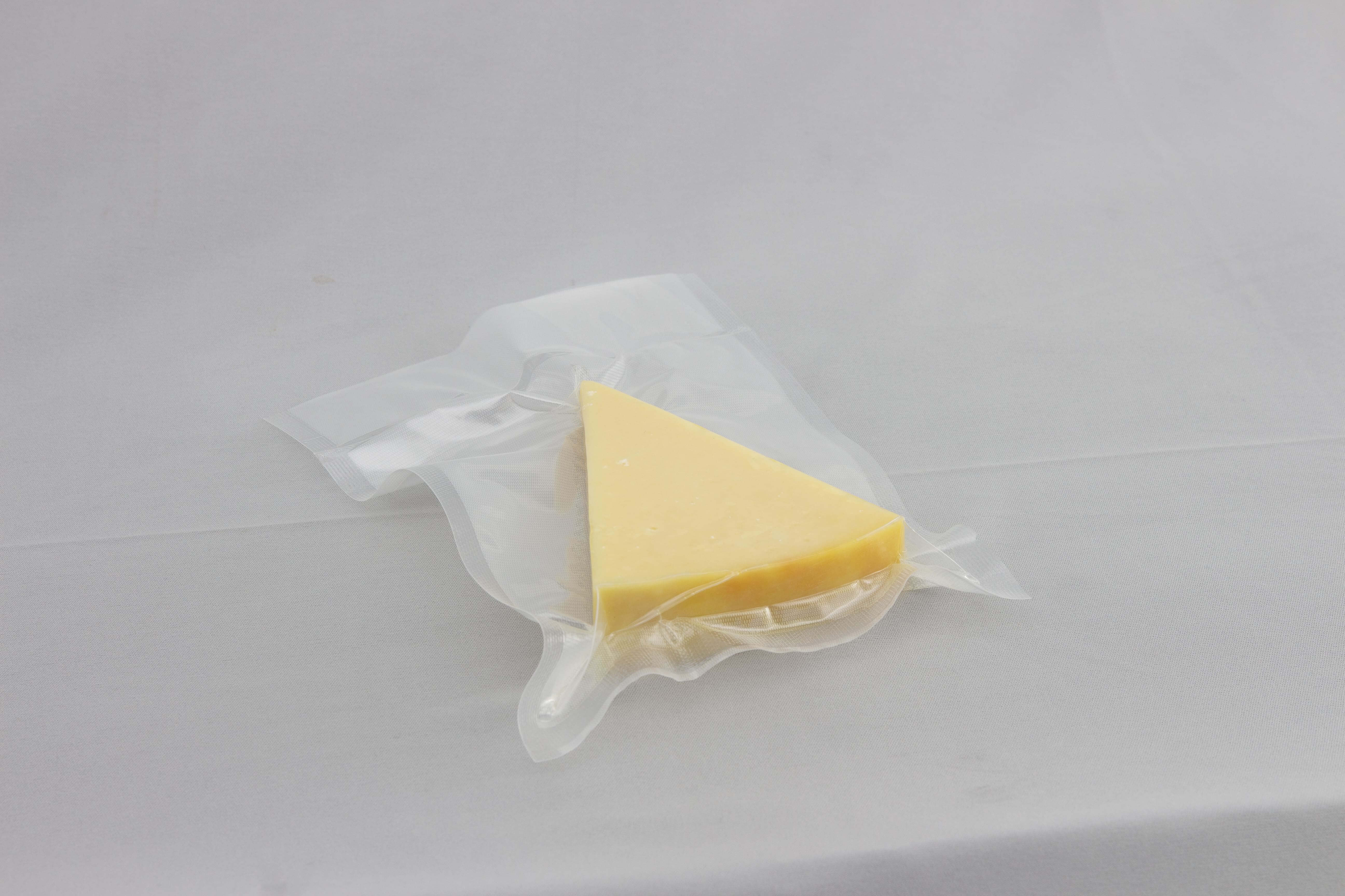 Registros da nova Embalagem a Vácuo Gofrada Transparente da Cetro, detalhes de seu acabamento com queijos, bacon e aspargos