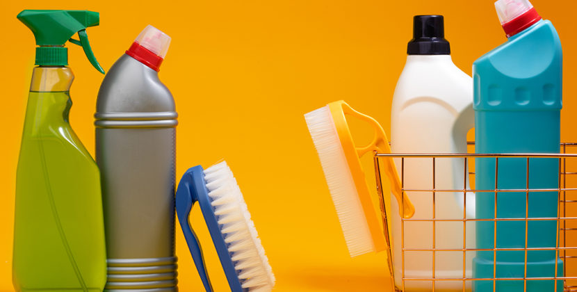 Fotografia de diversos produtos, exemplificando a indústria de produtos de limpeza.
