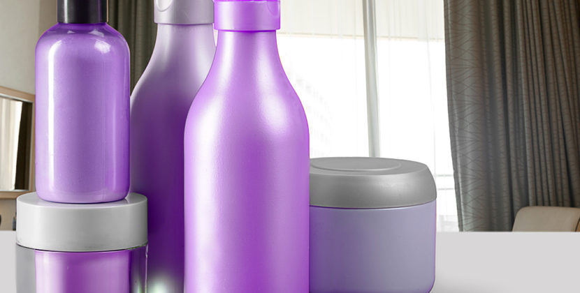 Fotografia de diversos modelos de embalagens para cosméticos, representando a capacidade dos maquinários Cetro para rotular diferentes frascos.