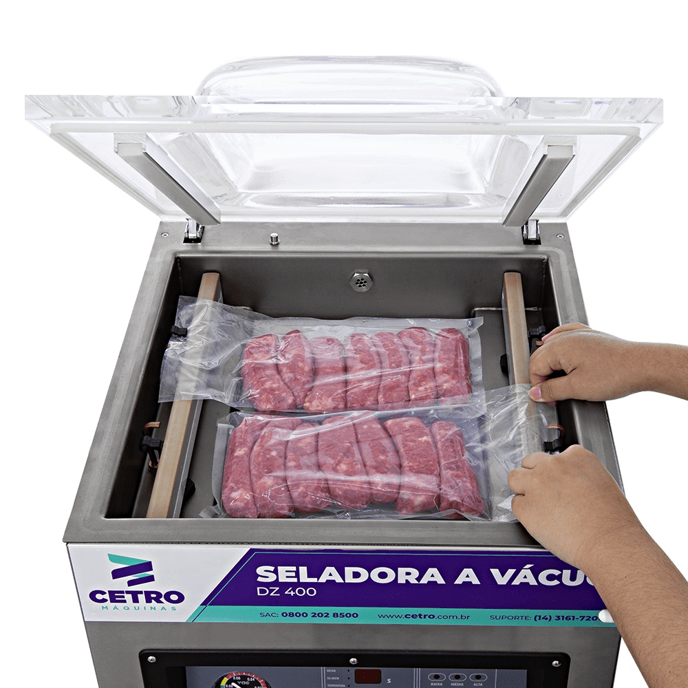 Registros da Seladora a Vácuo de Bancada com ATM CCVS 400 T com embalagens de salgadinhos de bacon e embutidos, ilustrando a versatilidade de operação dessa solução Cetro.