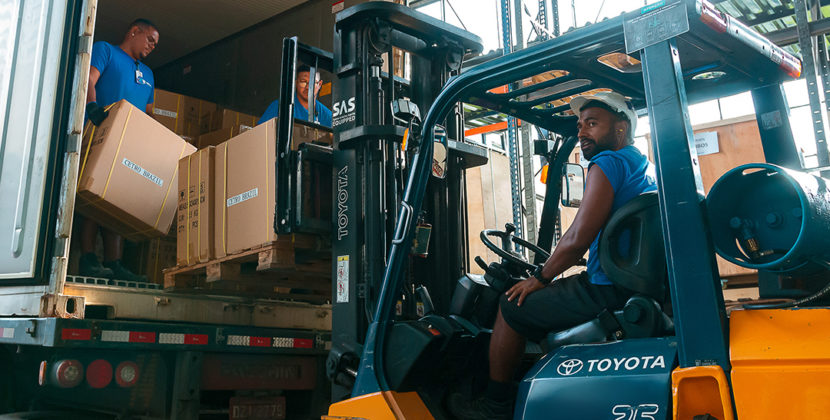 Foto de colaboradores da matriz Cetro em Bauru – SP, carregando um caminhão para entrega de equipamentos da empresa, representando o delivery de maquinários para a produção de temperos no país.