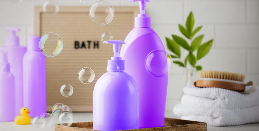 imagem ilustrativa de Embalagens de shampoo e condicionador