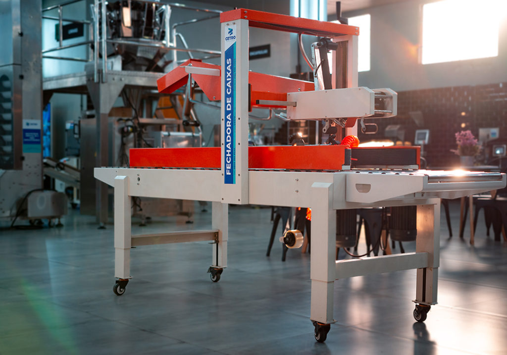 Foto de uma Fechadora de Caixas com Dobra de Abas Automática da Cetro, como exemplo de maquinários para a otimização de produção e embalagens para água de coco.
