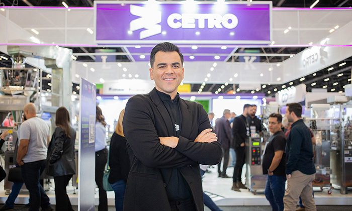 Capa da coluna Fala Léo, exibindo o CEO e fundador da empresa, Léo Mello, em frente ao estande da Cetro na Fispal Tecnologia 2023.