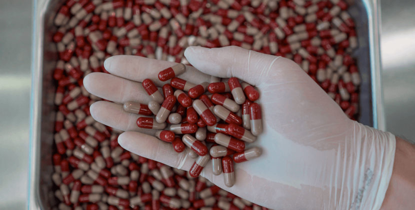 Imagem de diferentes cápsulas e formatos de produtos farmacêuticos e nutracêuticos, representando a diversidade de embalagens do setor.