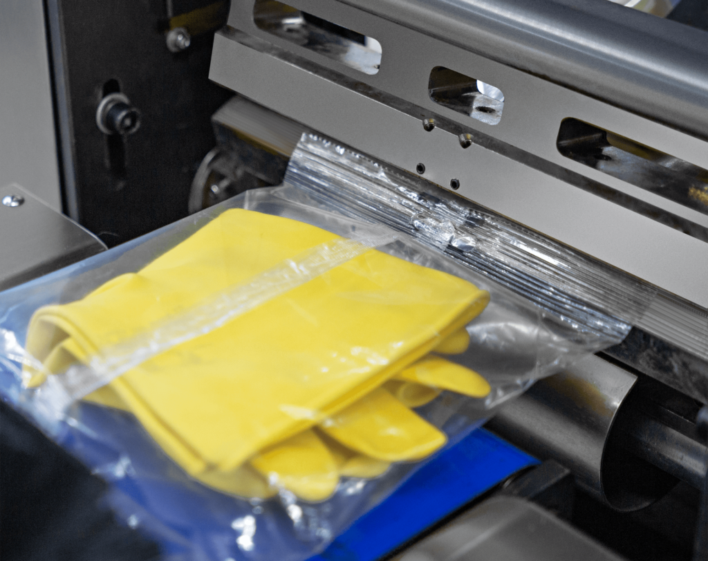Três fotografias de luvas de látex amarelas embaladas pela Flow Pack Cetro, ilustrando os benefícios desse tipo de embalagem.