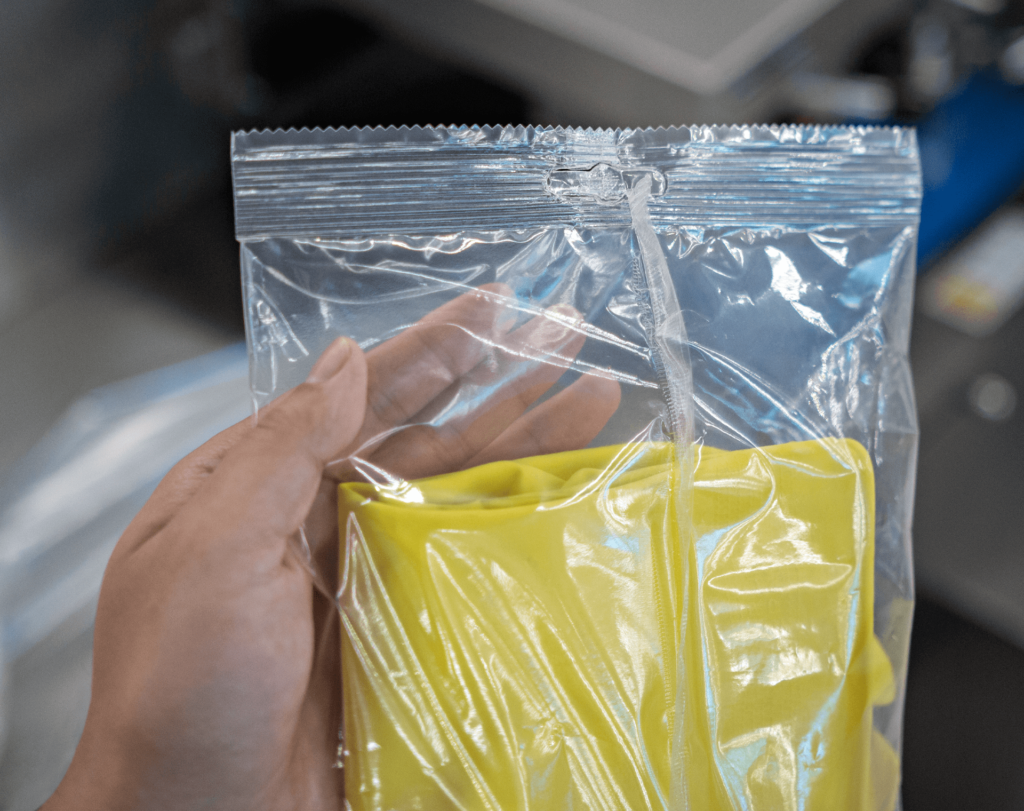 Três fotografias de luvas de látex amarelas embaladas pela Flow Pack Cetro, ilustrando os benefícios desse tipo de embalagem.
