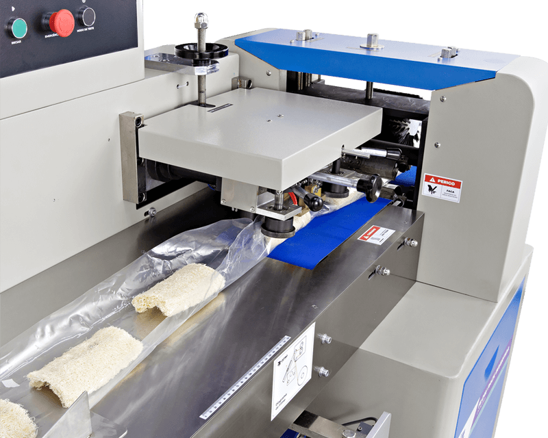 Quatro fotografias ilustrando o processo de embalo da Seladora Flow Pack Invertida CFPM 450 I da Cetro, máquina ideal para agregar valor às embalagens de macarrão instantâneo.