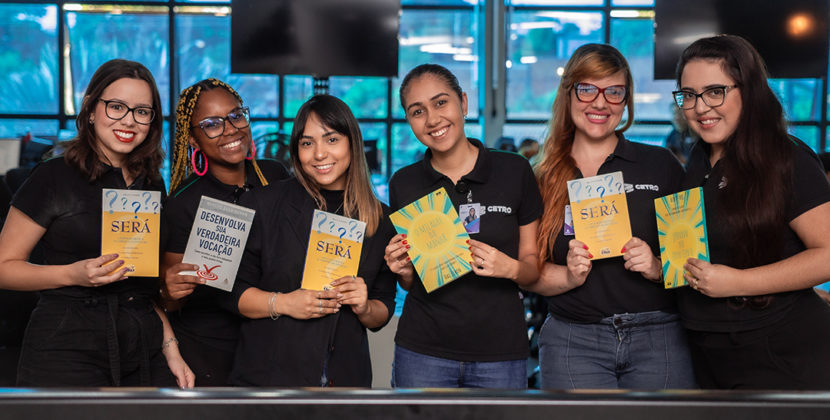 Fotos de seis colaboradoras do Departamento Comercial da Cetro segurando os livros recebidos em homenagem ao Dia do Vendedor 2023.