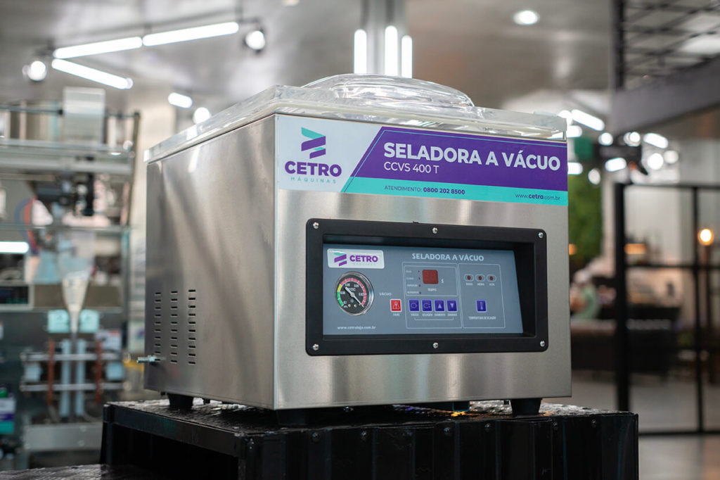 Foto de uma Seladora a Vácuo de Bancada ATM, como exemplo de maquinário Cetro para a otimização de embalagens de biscoitos.