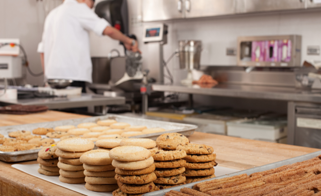 Foto de uma bandeja de biscoitos em uma cozinha comercial, simbolizando as diferentes soluções e embalagens de biscoito disponível ao mercado.