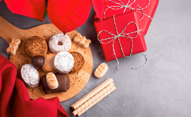 Fotografia de um prato de doces de final de ano decorados com símbolos das festividades.