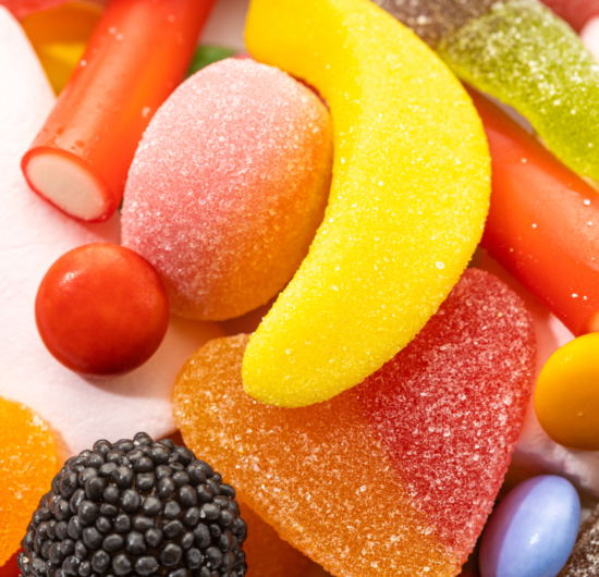 Imagem de um conjunto de gummies\gomas de açúcar, representando o mercado de confeitos.