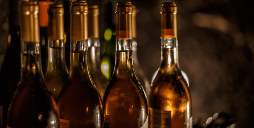 Fotografia de garrafas e embalagens de vinho.